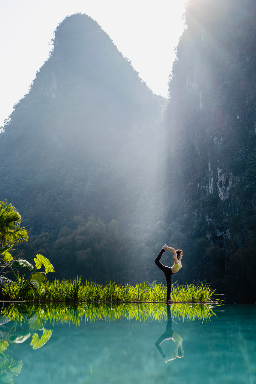 无边泳池和池畔瑜伽